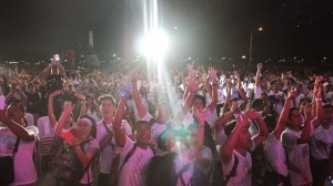 INC brethren who waited for the announcement of the representative from the Guinness World Records joyously shout and raise their hands as it was finally released. (Photographer: Avril Dina / Correspondent: Eunicel Lacson / Facebook page of Iglesia Ni Cristo Worldwide Walk for Typhoon Haiyan - Yolanda)
