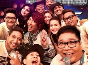 A selfie of the complete "It's Showtime" cast. Photo courtesy of @jugsjugsjugs on Instagram.