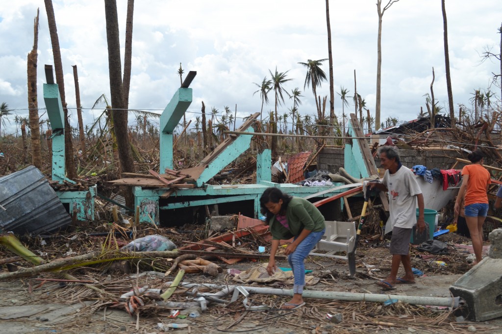 A destroyed house on the outskirts of Tacloban on Leyte island. This region was the worst affected by the typhoon, causing widespread damage and loss of life. Caritas is responding by distributing food, shelter, hygiene kits and cooking utensils. Photo by Eoghan Rice for Trócaire, Caritas / Wikipedia 