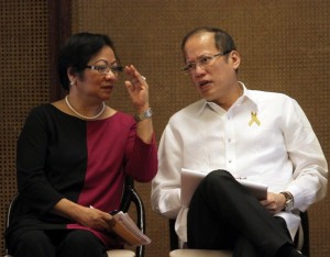 Secretary of the Department of Labor and Employment Rosalinda Dimapilis-Baldoz and President Benigno Aquino III. Photo courtesy of Malacanang Photo Bureau.