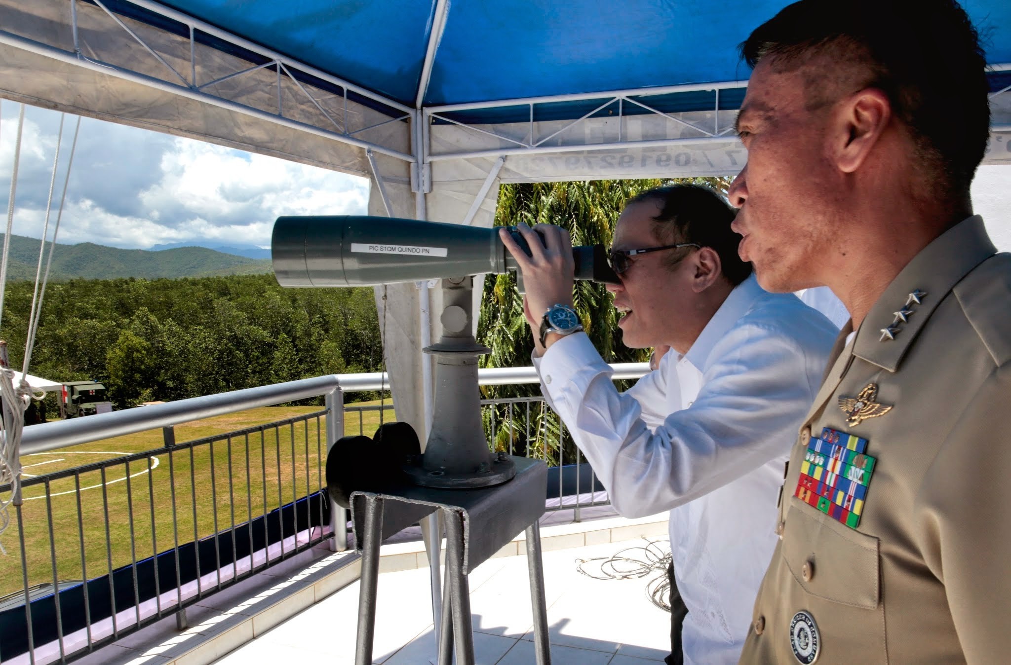 President Benigno S. Aquino III checks out the view of the West Philippine Sea from the administration building of Philippine Navy headquarters in Palawan during the 116th Anniversary of the Philippine Navy at the open grounds of the Naval Forces West naval station, Puerto Princesa City, Palawan on Tuesday (May 27). (Photo by Gil Nartea / Malacañang Photo Bureau)