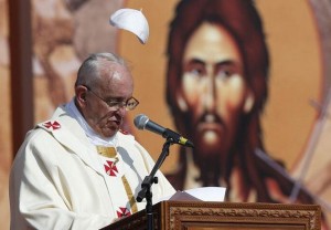 Fun in Amman: Pope Francis' cap blown by the wind during his Homily. Photo by Paul Haring of Catholic News Service / Twitter