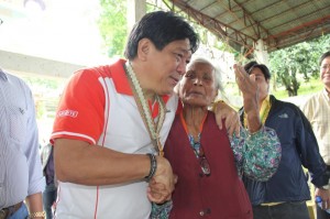 Agriculture Secretary Proceso Alcala with a local. Photo courtesy of Alcala's Facebook page.