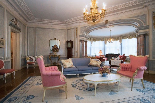 The sitting room in Lady Pellats Suite at Casa Loma/ Photo by Steven V. Rose/ CC BY 2.5