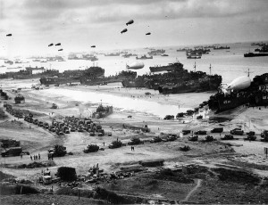 Photo of the Omaha beach,  Normandy after securing it in 1944. / Wikipedia Photo