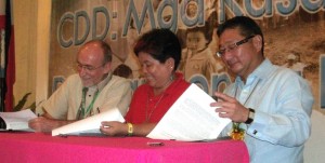 Asian Development Bank (ADB) Country Director Richard Bolt (left) and World Bank Country Director Motoo Konishi (right) sign a Memorandum of Understanding (MOU) with DSWD Secretary Corazon J. Soliman for the implementation of expansion of Kalahi-CIDSS NCDDP, which will be implemented to poor barangays in 847 municipalities of the country. Priority will be given to "Yolanda" devastated regions to empower poor communities and speed-up their rebuilding process as an effective way to alleviate poverty. (PNA photo by Leilani S. Junio) 