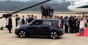 Pope Francis' small car dazzles South Koreans. Photo courtesy of Sam Kim / Twitter