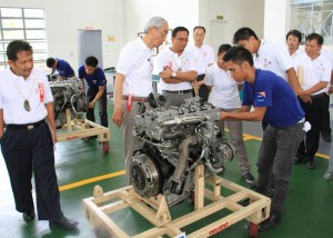 TESDA mechanics-in-training in cooperation with ISUZU Philippines. Photo courtesy of www.tesda.gov.ph