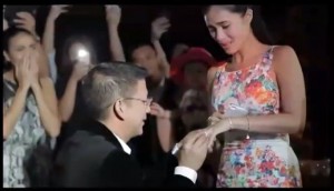 Sen. Chiz Escudero proposes to Heart Evangelista (Screengrab from GMA News footage)