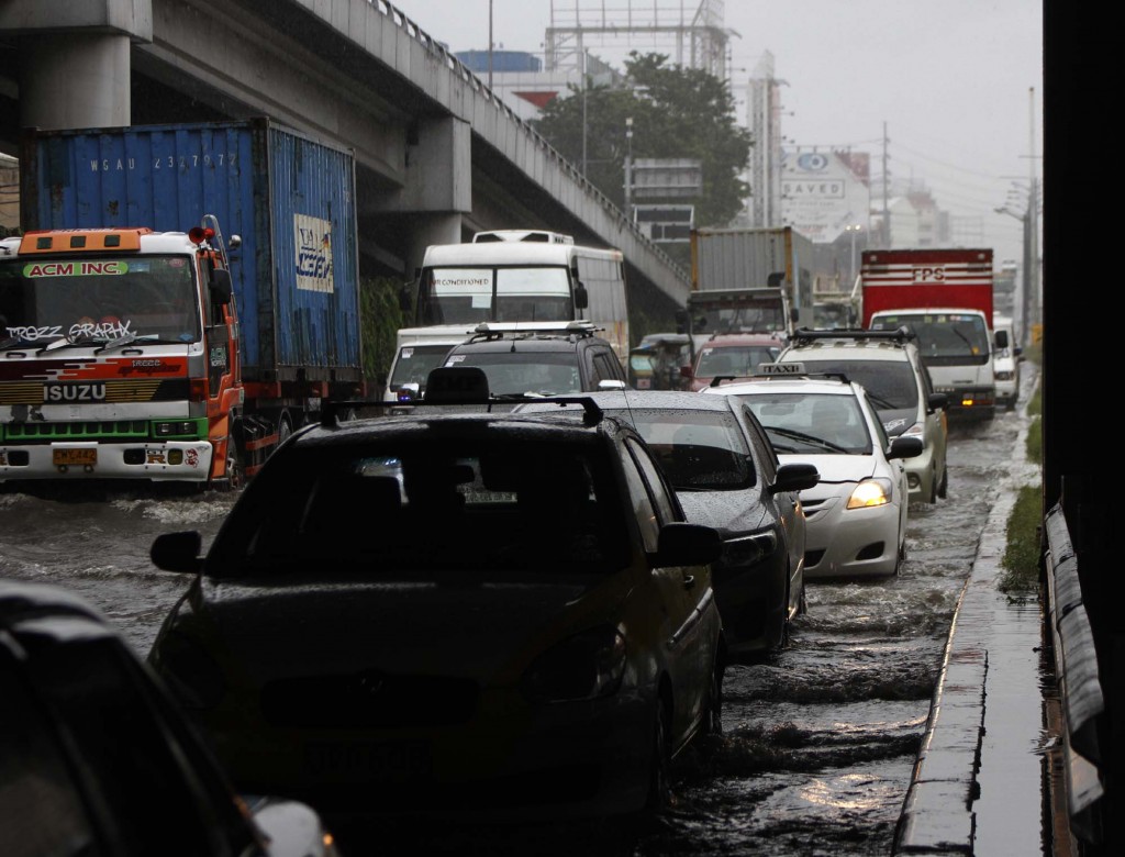 Vehicles of different types move bumper-to-bumper along Osmena Highway in Makati City due to floodwater caused by heavy rains spawned by tropical storm "Mario" on Friday (Sept. 19, 2014). (PNA photo by Avito C. Dalan)