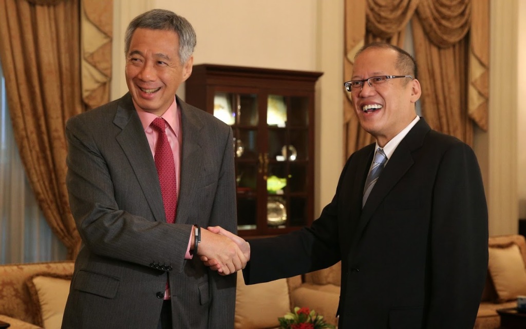 President Benigno S. Aquino III greets Singaporean Prime Minister Lee Hsien Loong during the courtesy call at the West Drawing Room of the Istana Main Building for his working visit to Singapore on Tuesday (November 18). (Photo by Ryan Lim / Malacañang Photo Bureau)