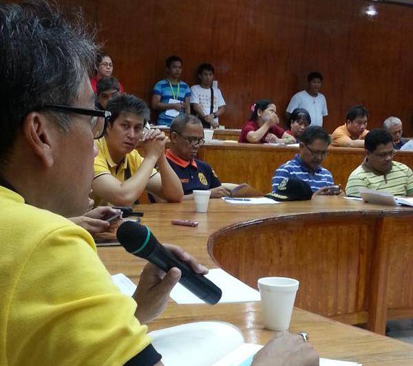 DILG Secretary Mar Roxas in joint NDRRMC-PDRRMC briefing; he emphasized the President's instructions to evacuate residents in coastal areas. (Sec. Edwin Lacierda / Official Gazette of the Republic of the Philippines FB page)
