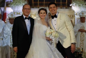 President Benigno S. Aquino III pose for a photo ops with newly wed's Actor Dingdong Dantes and Actress Marain Rivera after tying the knot at the Immaculate Conception Cathedral in Cubao,Quezon City Tuesday December 30, 2014,Tuesday,Friends,guests and Releatives witness the Wedding of the year .(Photo By Robert Viñas/Malacañang Photo Bureau)