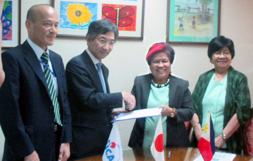 Japanese Ambassador Kazuhide Ishikawa (2nd from left) and Department of Social Welfare and Development (DSWD) Secretary Corazon J. Soliman formalize Japan’s PhP8.2- million (about 22 million yen) worth of non-food items assistance for typhoon "Ruby" victims through the Deeds of Donation and Acceptance Documents they signed on Monday (Dec. 15, 2014) at the DSWD Central Office in Batasan Hills, Quezon City. (PNA photo by Leilani S. Junio)