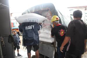 Tabaco City, Albay: As of December 7, 2014, 11:21 a,m., a total off 184 sacks of Rice from NFA Tabaco were hauled, transported, and distributed by units to the city's thirteen barangays. (Photo via Naval Forces - Southern Luzon)