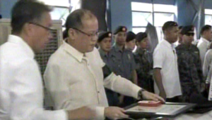 President Benigno Aquino III pays his respects to the fallen policemen of PNP-SAF (screenshot from RTV Malacanang)