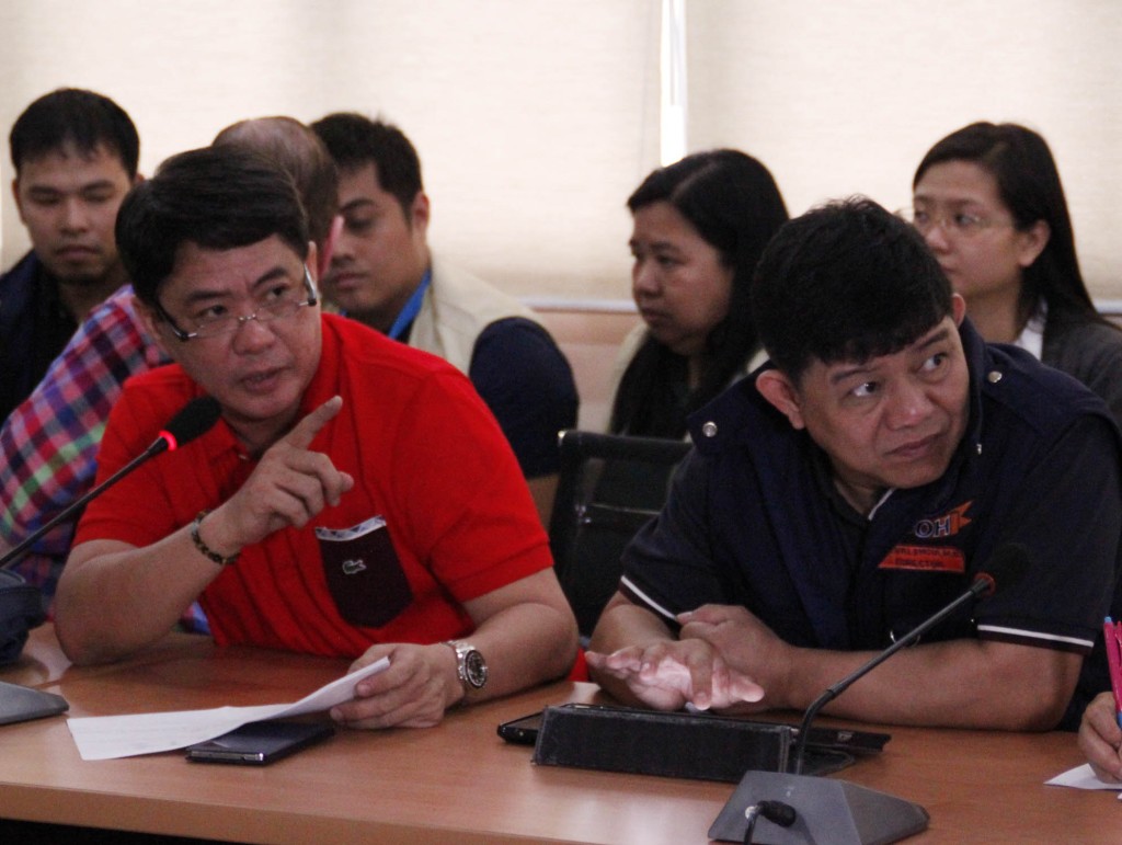 Dr. Roland Cortez (in red T-shirt), Medical Center Chief II of the East Avenue Medical Center (EAMC) in Quezon City, stresses a point during a media briefing Thursday (Jan. 1, 2015) on firecracker-related injuries recorded in the hospital in connection with the New Year's Eve revelry. Beside him is Department of Health (DOH)-National Capital Region Director Ariel Valencia. (PNA photo by Joey O. Razon)