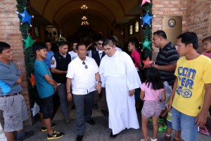 Vice President Jejomar 'Jojo' Binay attends the Mass at the Immaculate Conception Parish in Angeles City, Pampanga. (Facebook photo)