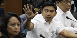 Makati Mayor Erwin Binay show a minor bruise and pacifies supporters after he was brought to the Senate plenary when he refused to testify at the Senate hearing on Thursday (January 29, 2015) at the Senate Building in Pasay City. (PNA photo by Avito C. Dalan)