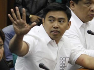 Makati Mayor Erwin Binay show a minor bruise and pacifies supporters after he was brought to the Senate plenary when he refused to testify at the Senate hearing on Thursday (January 29, 2015) at the Senate Building in Pasay City. (PNA photo by Avito C. Dalan)