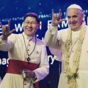 Cardinal Luis Antonio Tagle (left) with His Holiness Pope Francis doing the sign language for "I love you" during the 'Encounter with Families' event at the Mall of Asia Arena, January 16, Friday.
