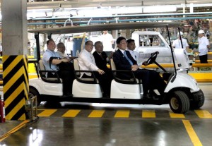 President Aquino taking a tour of the new Mitsubishi manufacturing plant in Laguna. (Gil Nartea / Malacanang Photo Bureau)