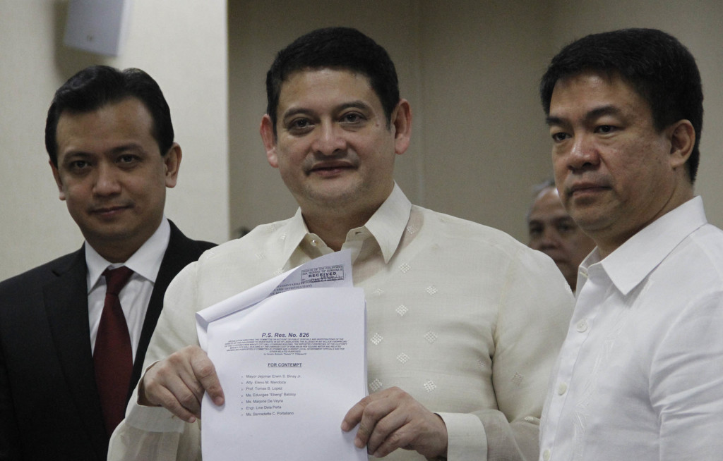 Senate Blue Ribbon Committee Chairman Teofisto Guingona III (center) shows to the media the list of persons cited by the Senate for contempt along with Makati City Mayor Erwin "Junjun" Binay during the Senate inquiry on the alleged Makati building overprice on Monday (Jan. 26, 2015). Also in photo are Senator Antonio Trillanes (left) and Senate Blue Ribbon Sub-Committee Chairman Aquilino "Koko" Pimentel III. (PNA Photo by Avito C. Dalan)