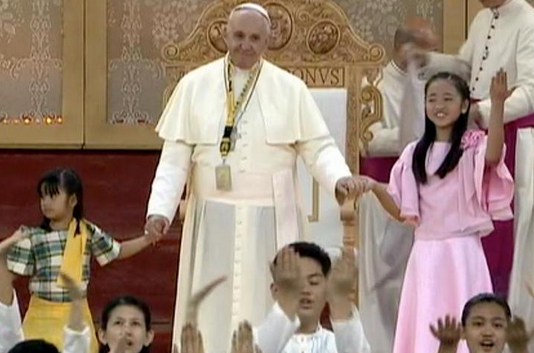 Pope Francis sings with the participants of 'Encounter with the Youth' event at the University of Santo Tomas. (Photo courtesy of Radio-Television Malacanang)