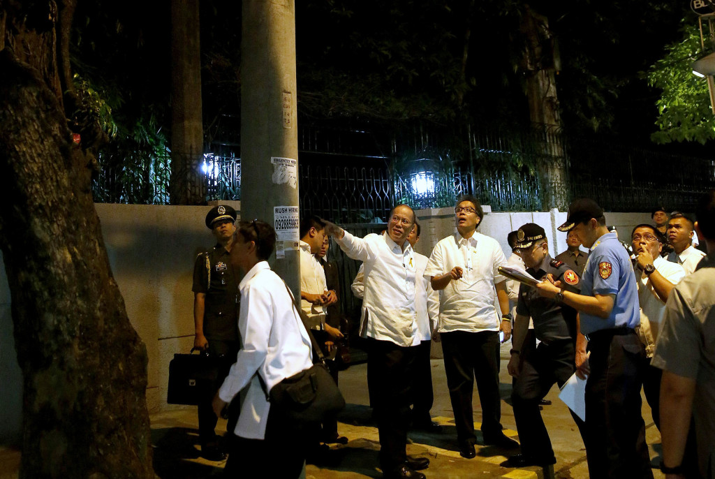President Benigno S. Aquino III personally inspects the security preparations in Villamor Air Base, the Apostolic Nunciature and the Light Rail Transit (LRT) 1 Quirino Station during the dry run of the Papal convoy on Tuesday night (January 13, 2015) for the upcoming pastoral visit of Pope Francis to the Philippines. With the President is Interior and Local Government Secretary Manuel Roxas II. (Photo by Gil Nartea/Malacañang Photo Bureau/PNA)