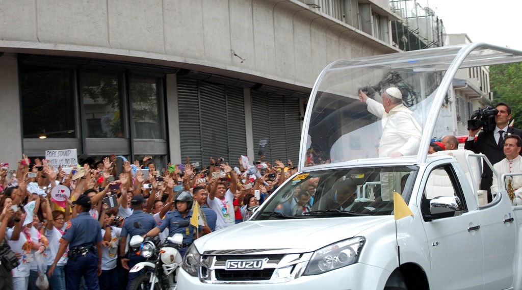 Pope Francis waves to the crowd along Gen. Solano St. in San Miguel, Manila while on his way to the Manila Cathedral after his courtesy visit at Malacanang on Friday (Jan. 16, 2015). (PNA photo by Gil S. Calinga)