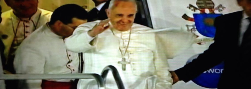 Pope Francis has disembarked the Sri Lankan airbus and was welcomed by President Benigno Simeon Aquino III, Vice President Jejomar 'Jojo' Binay, and other officials.