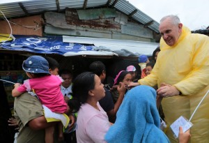 Pope Francis visits a family of survivors in Tacloban (Malacacang Photo Bureau)