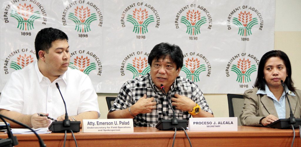 Department of Agriculture (DA) Secretary Proceso J. Alcala (center), in a press briefing Thursday (Jan. 8), denied involvement in the so-called "garlic cartel". Also in photo (left/right) are Atty. Emerson U. Palad, DA Undersecretary for Field Operations and Spokesman; and OIC-Director Paz Benavidez II, of the Bureau of Plant Industry. (PNA photo by Jess M. Escaros Jr.) 