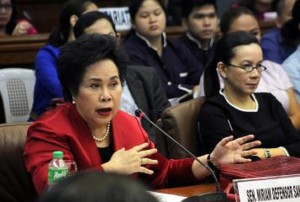 Sen. Miriam Defensor-Santiago grills resigned PNP Chief Alan Purisima on Thursday's Senate probe on the Mamasapano clash (screenshot from GMA News footage)