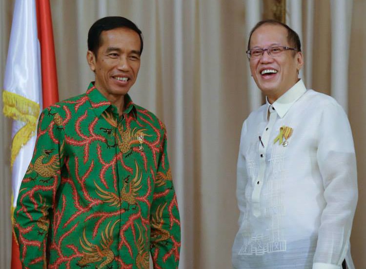 February 9, 2015 — President Joko Widodo of the Republic of Indonesia was in Malacañan Palace today, as part of his first state visit to the Philippines. After arrival honors led by President Benigno S. Aquino III, President Widodo signed the Palace Guest Book, and, with President Aquino, witnessed a signing of agreements between the Philippines and Indonesia, at the Palace Reception Hall. After an expanded bilateral meeting, the two leaders delivered remarks, after which President Aquino hosted a state dinner in honor of President Widodo and his spouse. (Photos by the Malacañang Photo Bureau).