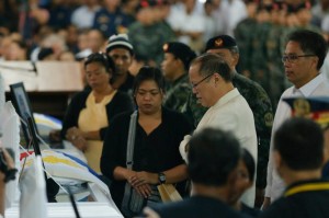 President Benigno S. Aquino III offers a moment of silent prayer before the remains of the fallen Philippine National Police-Special Action Force (PNP-SAF) Troopers during the Necrological Service at the NCRPO Multi-Purpose Center of Camp Bagong Diwa in Bicutan, Taguig City on Friday (January 30, 2015). (Photo by Gil Nartea / Malacañang Photo Bureau)