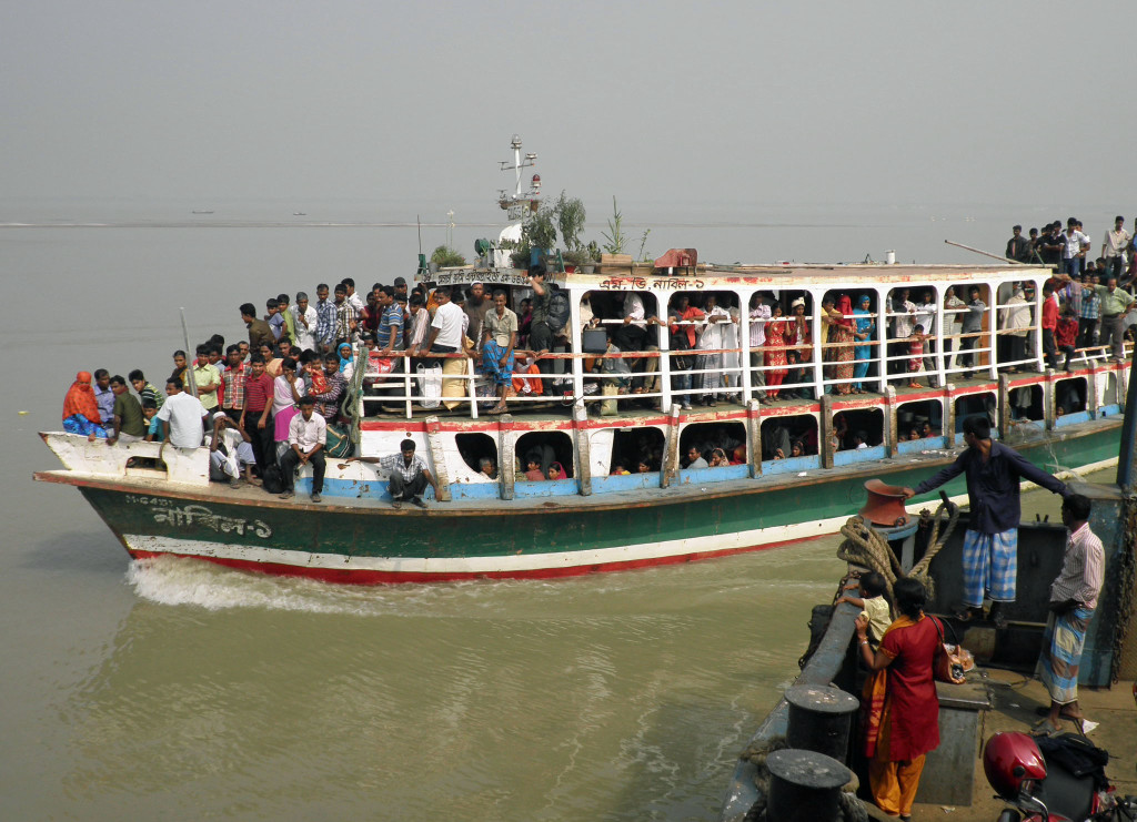A full ferry along Padma River in Bangladesh (www.gci.org)