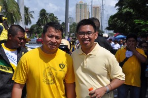 Then Vice Mayor Romulo 'Kid' Peña (left) with Mayor Jejomar 'JunJun' Binay of Makati City (Photo courtesy of Peña's Facebook page)