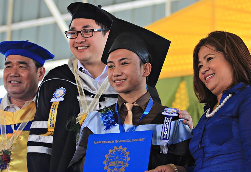 Sen. Bam awards the diploma to RMTU graduates (Facebook photo)