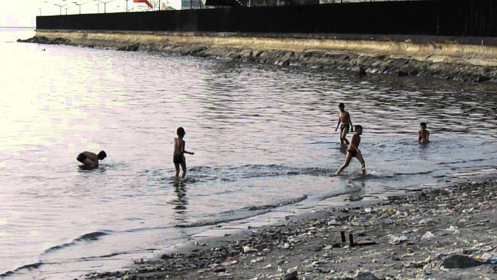 Kids taking a swim in Manila Bay (screenshot from Sheryll Pink's YouTube video)
