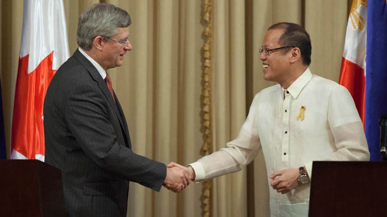 PM Stephen Harper shakes hands with Philippine President Benigno Simeon Aquino III in 2012 (parl.gc.ca)