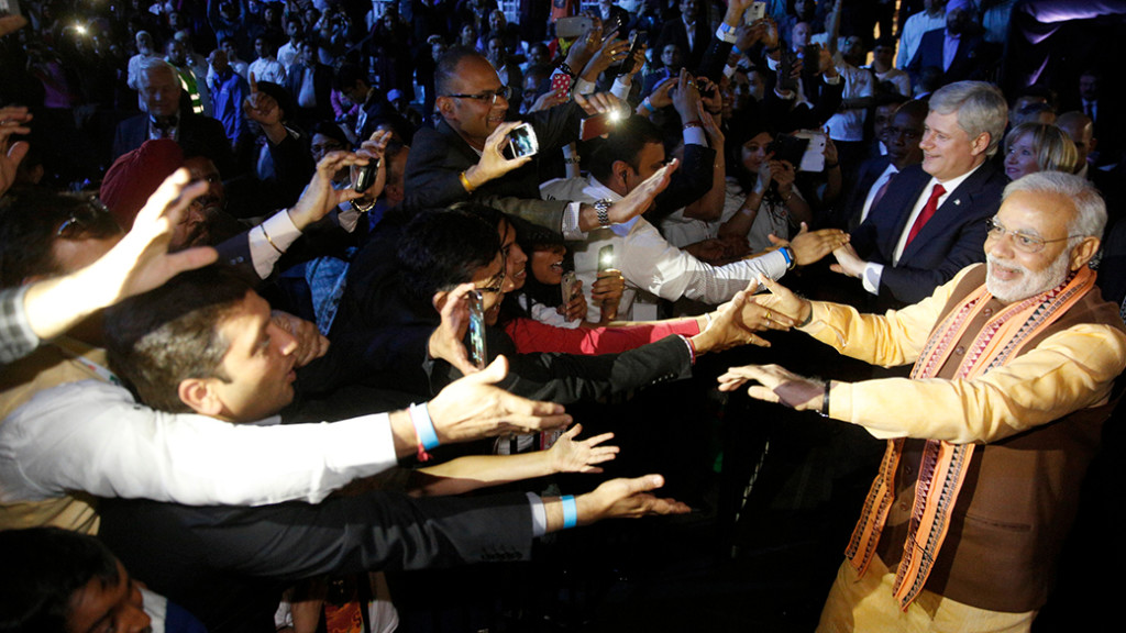 Prime Minister Stephen Harper, joined by Narendra Modi, Prime Minister of India, are greeted by large crowds before the two leaders deliver remarks in Toronto. (Jason Ransom / pm.gc.ca)