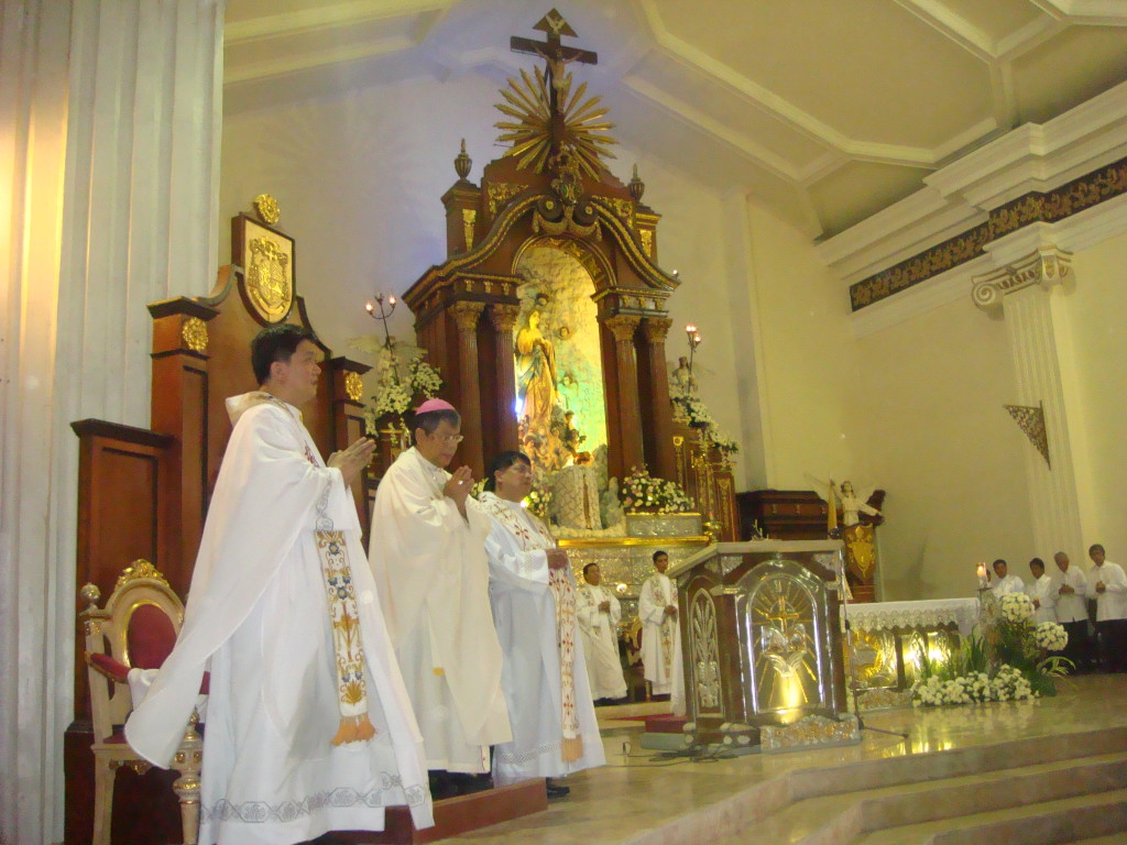 Malolos Bishop Jose Francisco Oliveros in a solemn mass at the Malolos Cathedral (Photo by Ramon Velasquez/Wikipedia) 