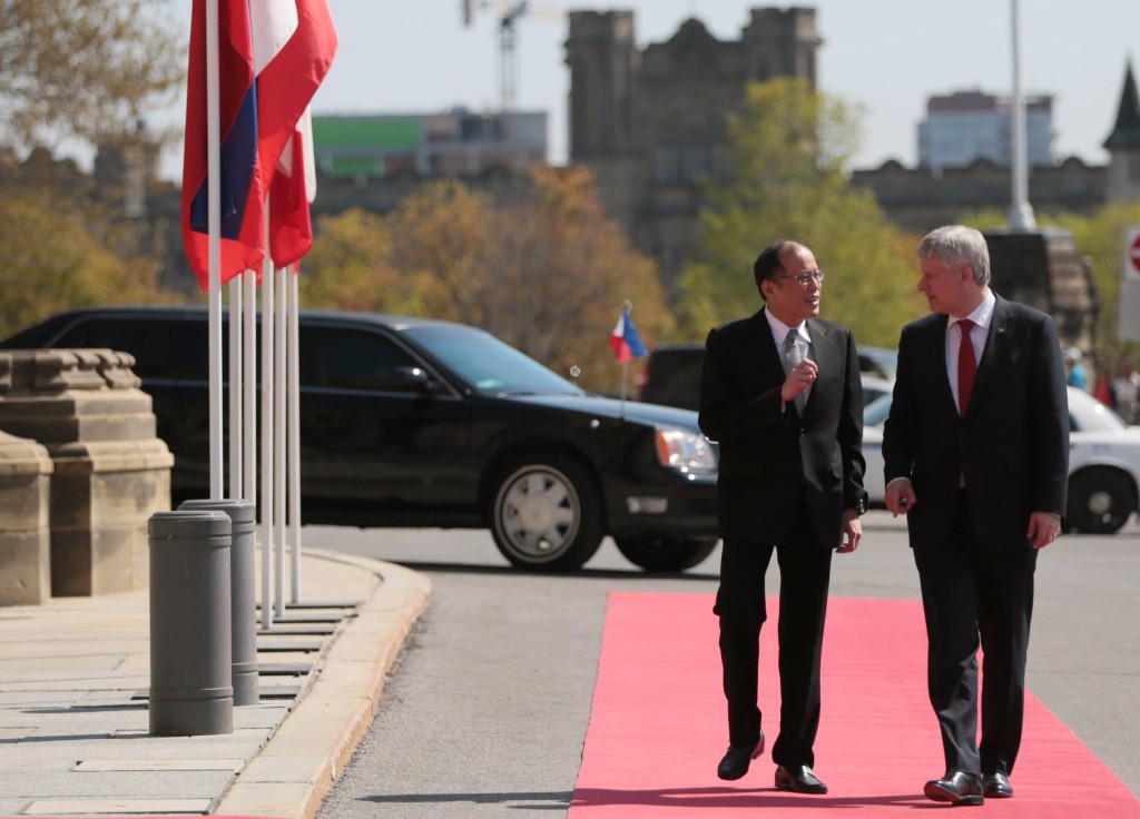 (OTTAWA, Canada) President Benigno S. Aquino III is welcomed by The Right Honourable Stephen Harper, Prime Minister of Canada upon arrival at the Peace Tower Entrance, Centre Block of the Parliament Hill during the Welcoming Ceremony for his State Visit to Canada. (Photo by Benhur Arcayan/ Malacañang Photo Bureau)