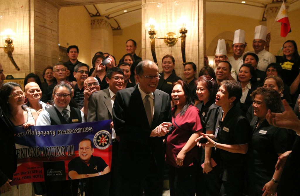 (TORONTO, Canada) President Benigno S. Aquino III is welcomed by the officers and staff of the Philippine Consulate General in Toronto upon arrival at the Fairmont Royal York Hotel during his State Visit to Canada. (Photo by Ryan Lim/ Malacañang Photo Bureau)