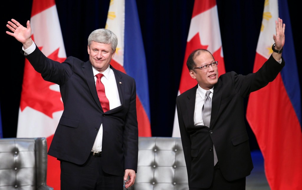 (TORONTO, Canada) President Benigno S. Aquino III and The Right Honourable Stephen Harper, Prime Minister of Canada acknowledge the cheers of the crowd during the Reception hosted by PM Harper in Honor of President Aquino and the Filipino Community at the Roy Thomson Hall for his State Visit to Canada. (Photo by Ryan Lim/ Malacañang Photo Bureau)