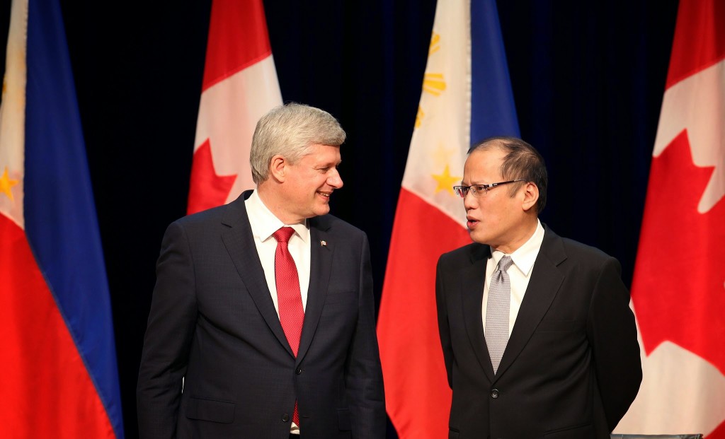 (TORONTO, Canada) President Benigno S. Aquino III converses with The Right Honourable Stephen Harper, Prime Minister of Canada during the Reception hosted by PM Harper in Honor of President Aquino and the Filipino Community at the Roy Thomson Hall for his State Visit to Canada. (Photo by Ryan Lim/ Malacañang Photo Bureau)
