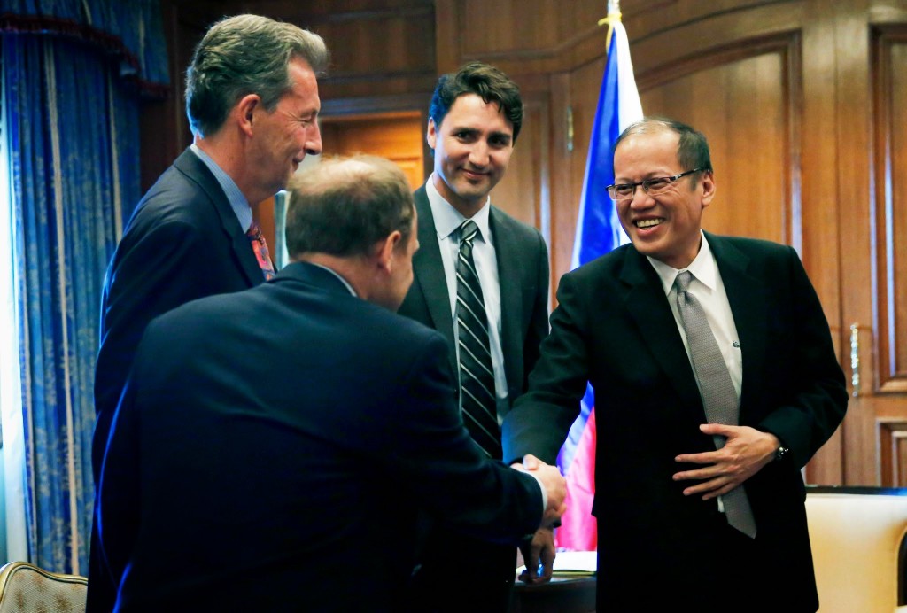 (TORONTO, Canada) President Benigno S. Aquino III receives Justin Trudeau, Leader of the Liberal Party of Canada during the courtesy call at the Salon 3, 19th Floor of the Fairmont Royal York Hotel for his State Visit to Canada. (Photo by Gil Nartea/ Malacañang Photo Bureau)