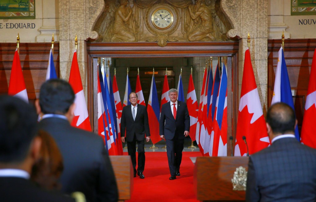 (OTTAWA, Canada) President Benigno S. Aquino III is welcomed by The Right Honourable Stephen Harper, Prime Minister of Canada upon arrival at the Peace Tower Entrance, Centre Block of the Parliament Hill during the Welcoming Ceremony for his State Visit to Canada. (Photo by Benhur Arcayan/ Malacañang Photo Bureau)