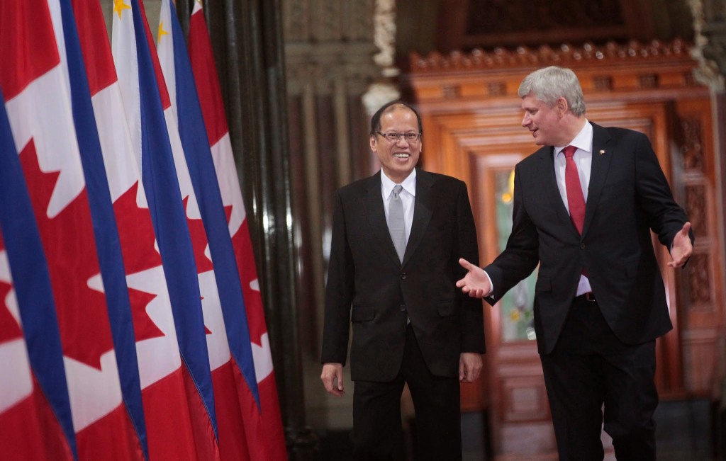 (OTTAWA, Canada) President Benigno S. Aquino III is welcomed by The Right Honourable Stephen Harper, Prime Minister of Canada upon arrival at the Peace Tower Entrance, Centre Block of the Parliament Hill during the Welcoming Ceremony for his State Visit to Canada. (Photo by Gil Nartea/ Malacañang Photo Bureau)